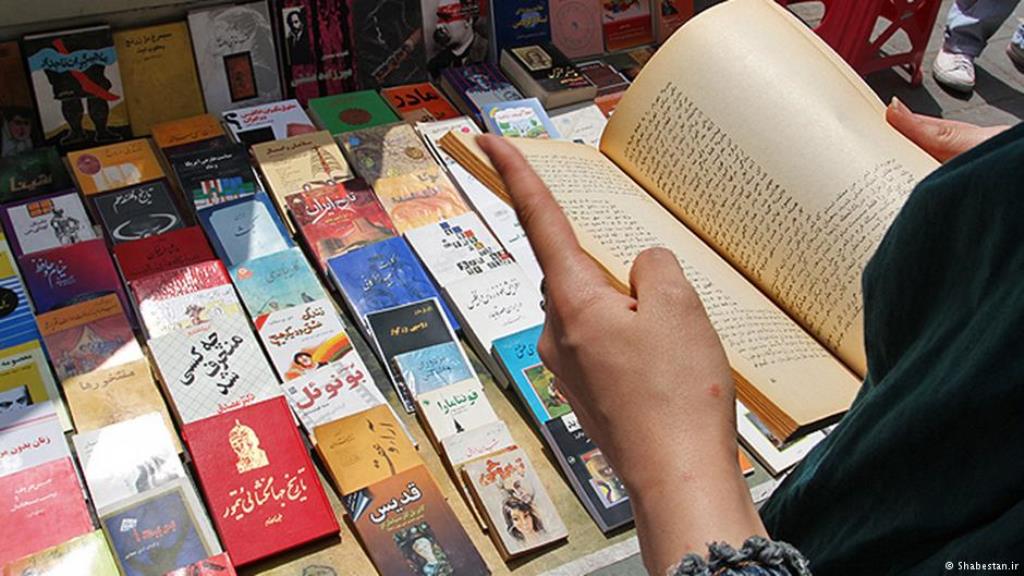 Iranische Literatur in Teheran auf einem Büchertisch; Foto: privat