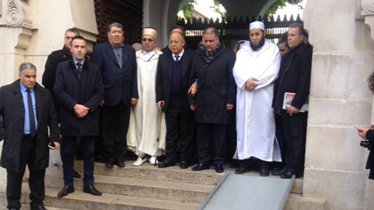 French Muslims observe a minute of silence in front of the Grand Mosque in Paris (photo: DW)
