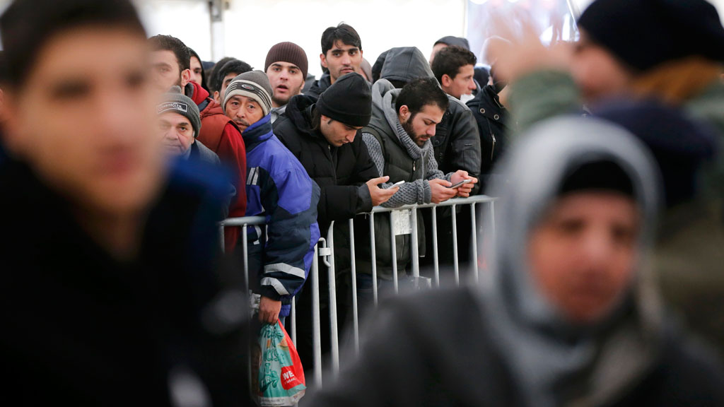 Migrants queuing to be registered at LAGESO - Berlin's Office of Health and Social Affairs on 1 December 2015 (photo: Reuters/F. Bensch)