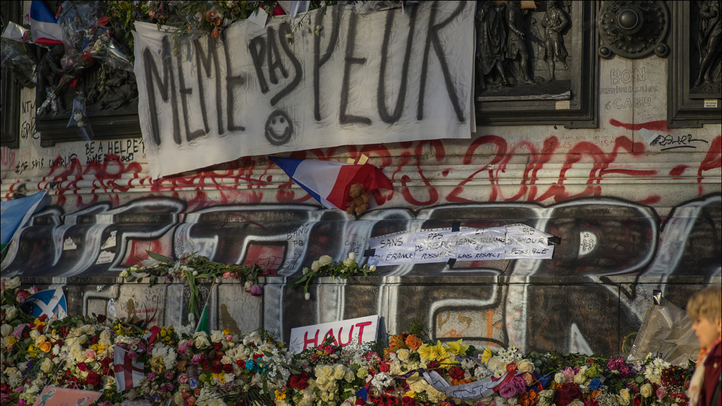 Paris mourns defiantly following 13 November attacks by IS (photo: picture alliance/abaca/K. Renaud)