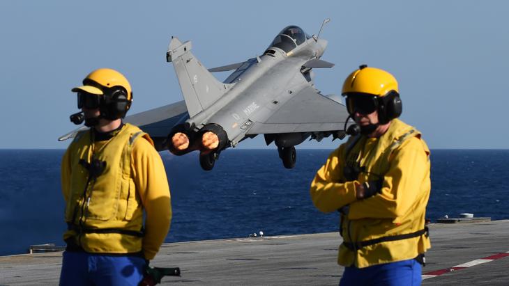 French fighter jets take off from the Charles de Gaulle aircraft carrier to carry out air strikes against IS in Syria (photo: Getty Images/AFP/A. C. Poujoulat)