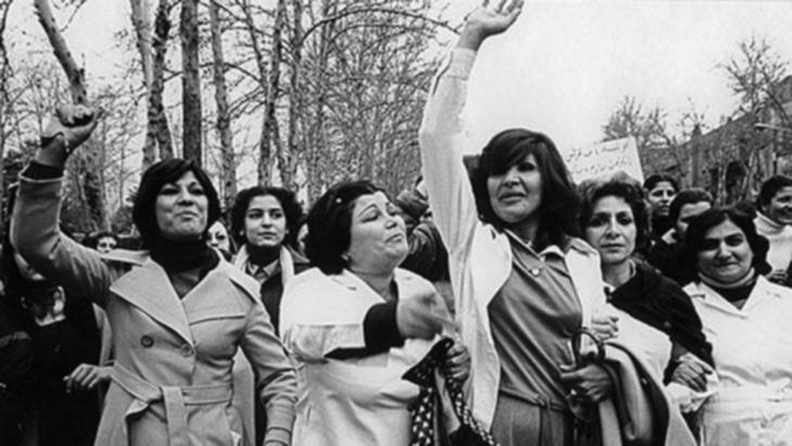 Iranian women in Tehran demonstrating against the Islamic clothing (hijab) legislation passed under Ayatollah Khomeini in 1979 (photo: Deutsche Welle)