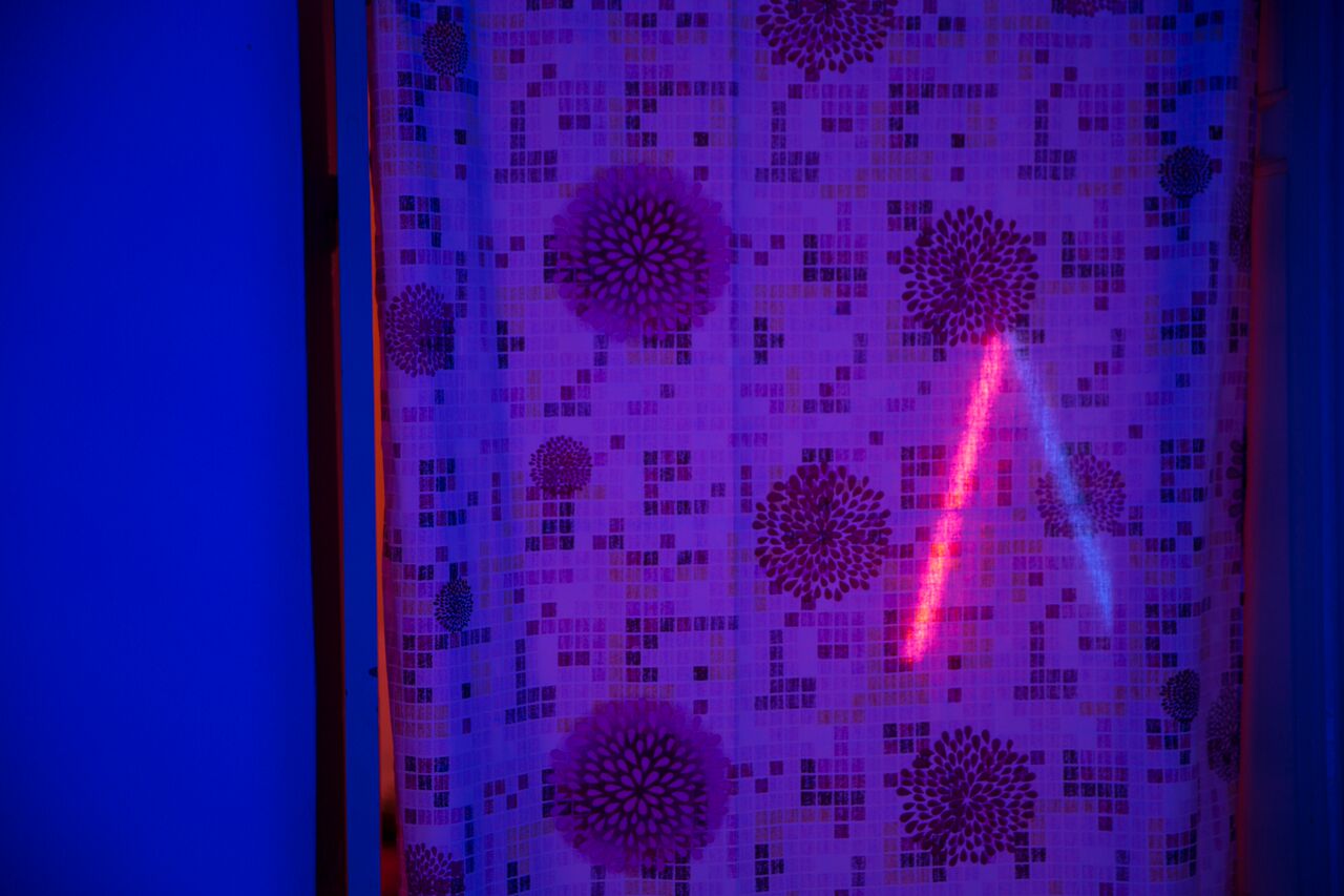 جزء من العمل الفني "غراند ميزون"- ضوء أحمر في غرفة أخرى من بيرفورمانس الثنائي ليلى سليمان وَ رُود غيلينز تم إعداد غرفة على غرار غرف المواخير.  Foto: Soliman/Gielens  
