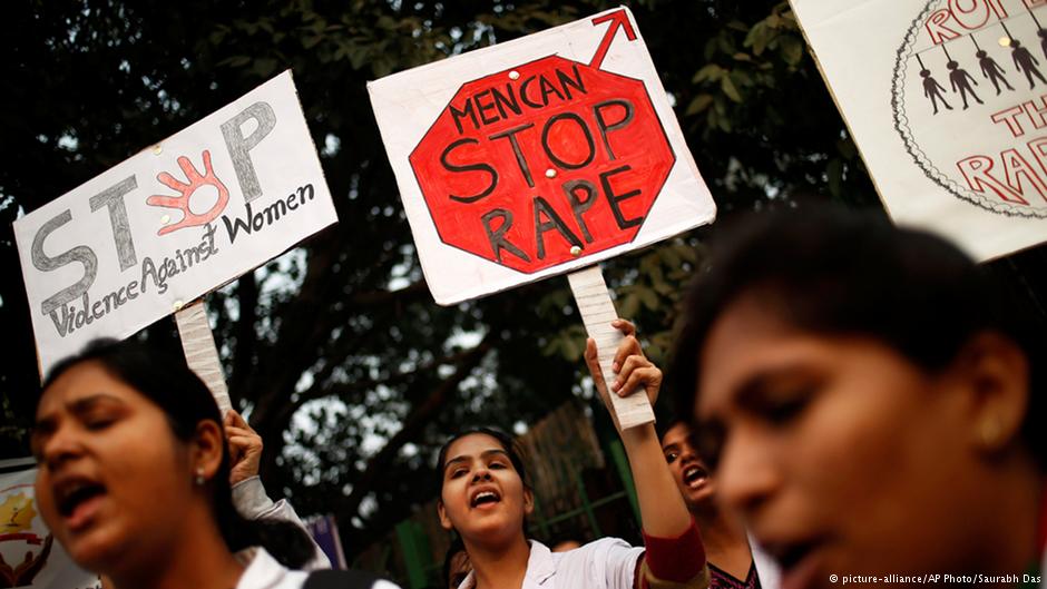 Women's rights demonstration following the brutal rape of a student in Delhi 2012 (photo: picture-alliance/AP Photo)