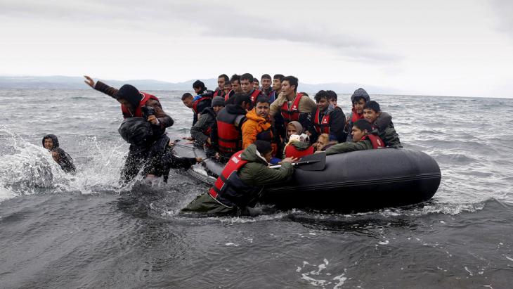 Refugees in a rubber dinghy land at Lesbos (photo : Reuters/Y. Behrakis)