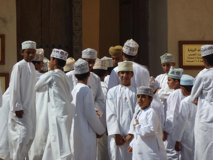Omani schoolboys in Nizwa (photo: Anne Allmeling)