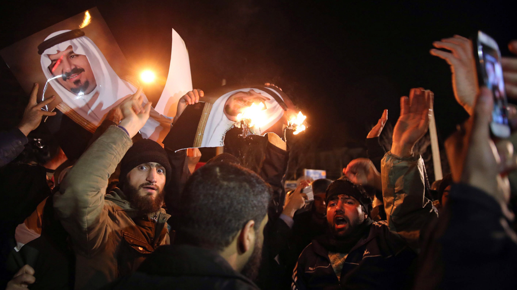 Protesters outside Saudi Arabia′s embassy in Tehran, 03.01.2016 (photo: picture-alliance/dpa/M.-R. Nadimi)