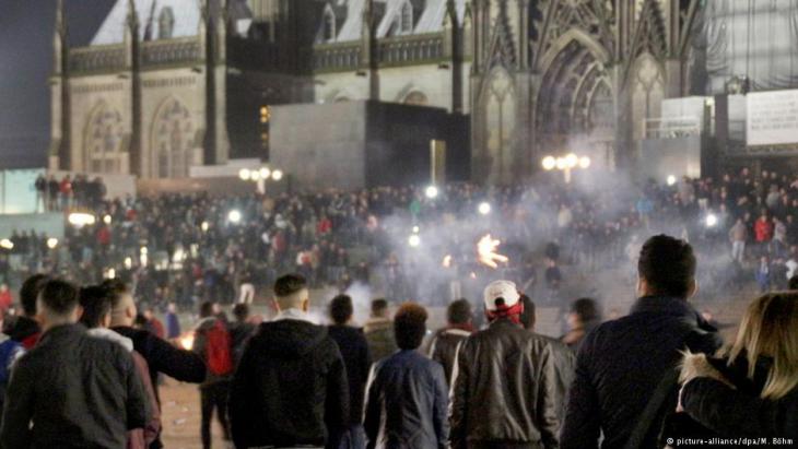 New Year′s Eve on the square in front of Cologne′s main station (photo: picture-alliance/dpa)