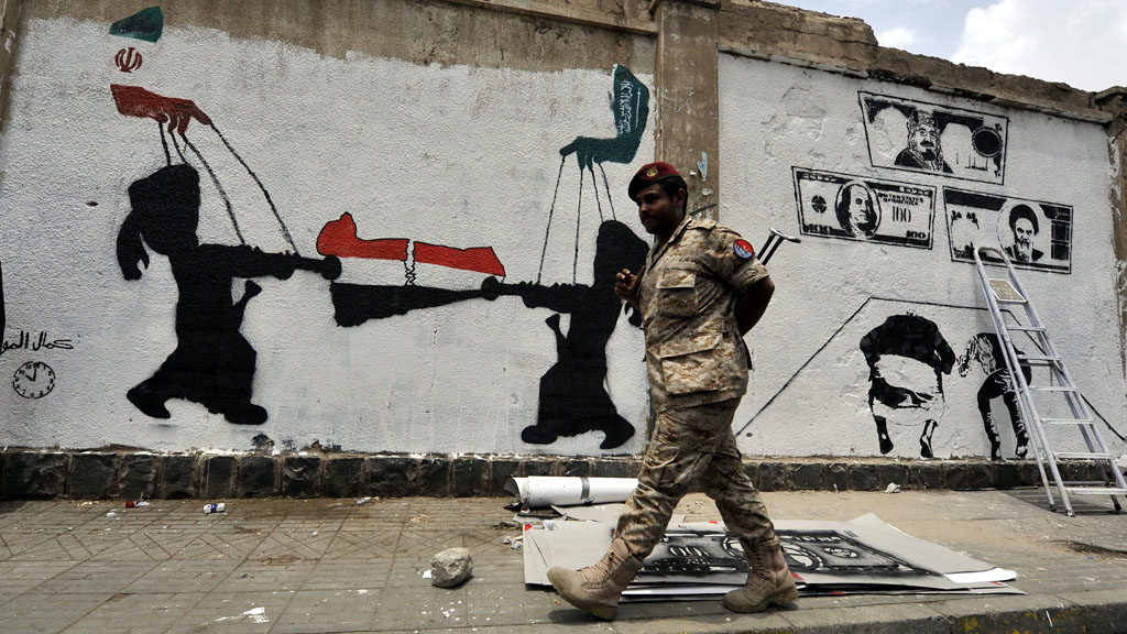 Ein Graffiti im Jemen zeigt den Einfluss Irans und Saudi-Arabiens im anhaltenden Konflikt in dem arabischen Land; Foto: picture-alliance/epa/Y. Arhab 