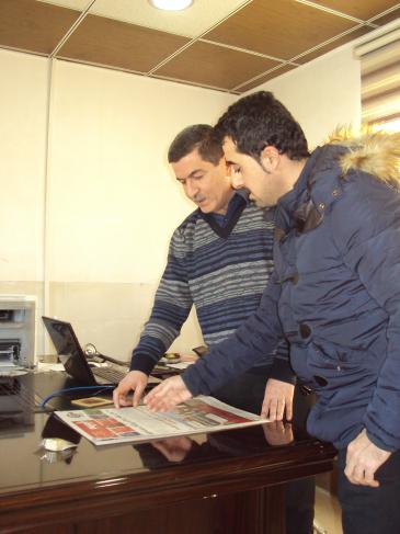 Asos Hardi (l.) in the ″Awene″ (The Mirror) editorial office in Kurdish Sulaymaniyah