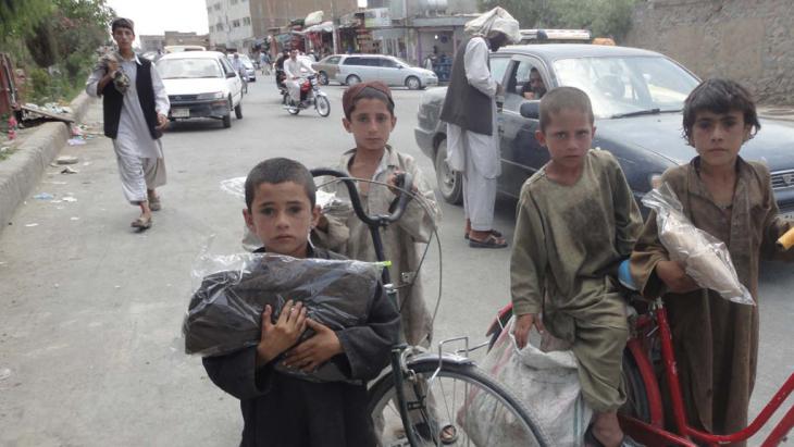 Distributing aid to destitute Afghan children in Kandahar province (photo: Mrasta Foundation)