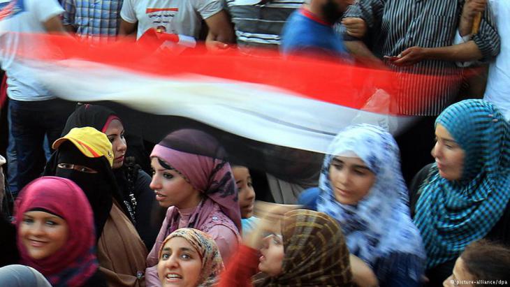 Young women on Tahrir Square in Egypt in an area screened off by a protective wall of men (photo: DPA)
