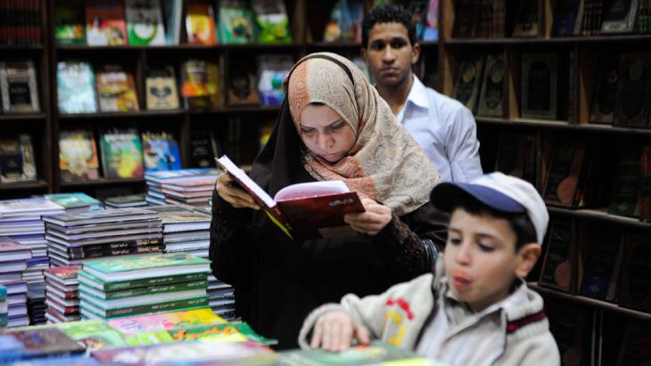 An Egyptian woman reads in a Cairo bookstall (photo: Imago/Xinhua)