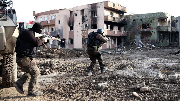 Turkish military engage with the PKK in Cizre (photo: picture-alliance/abaca)
