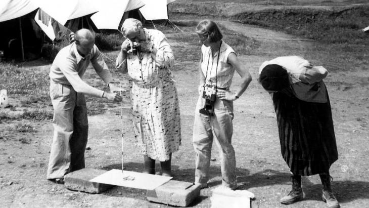 The novelist Agatha Christie (centre) photographs a tiny ivory figurine at the Nimrud dig in Iraq (photo: picture-alliance/dpa)