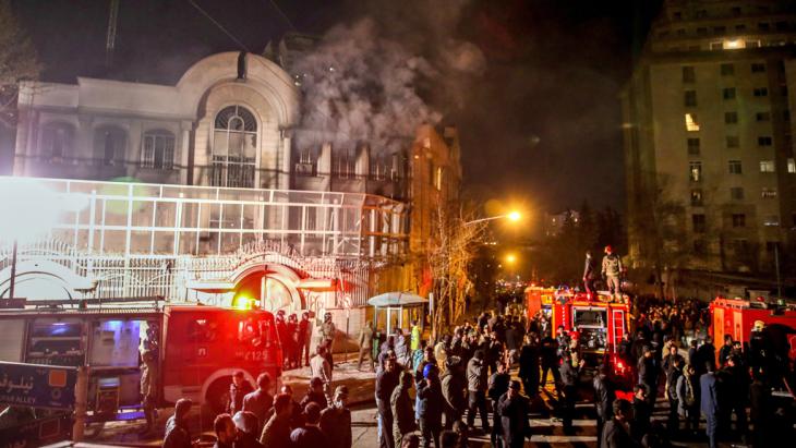 Demonstrators storm and torch the Saudi embassy in Tehran on 2 January 2016 (photo: picture-alliance/dpa/M.-R. Nadimi)