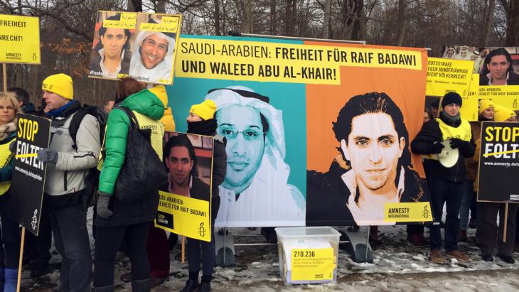 Campaign for the release of Raif Badawi and Abu al-Khair in front of the Saudi embassy in Berlin (photo: Deutsche Welle)
