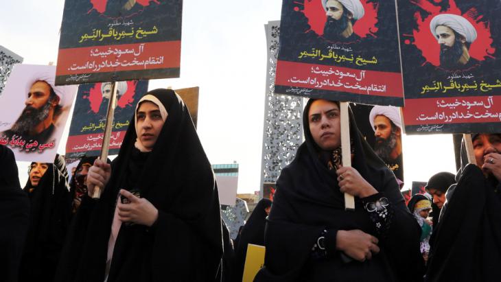 Protesters in Tehran demonstrate following the execution of the Shia cleric Nimr al-Nimr by Saudi Arabia (photo: Getty Images/AFP/A. Kenare)