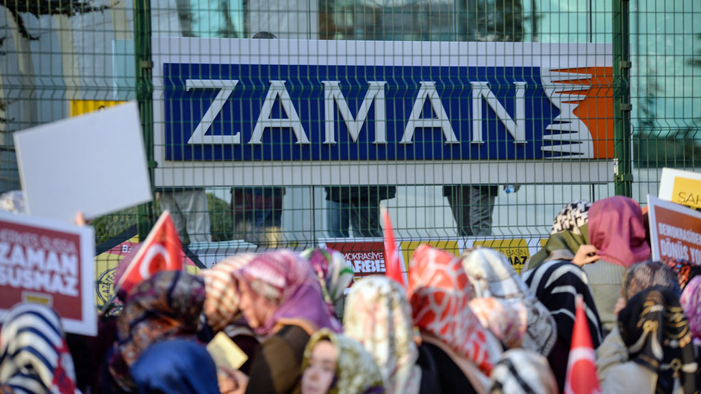 Proteste gegen die Stürmung der "Zaman"-Redaktion in Istanbul; Foto: picture-alliance/abaca/Depo Photos