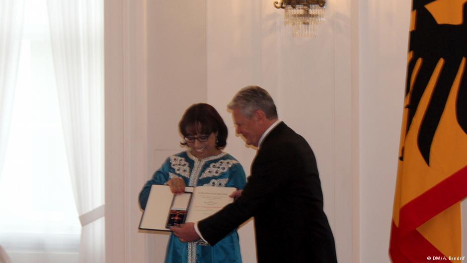 الرئيس الألماني غاوك يسلم الجائزة التقديرية لصوريا موقيت في قصر بيايفه في برلين