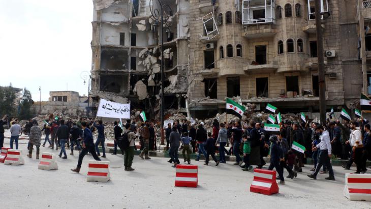 Anti-Assad demonstration in Aleppo′s Tarik al-Bab neighbourhood (photo: picture-alliance/abaca/AA)