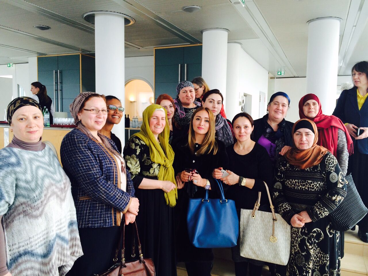 Die ersten österreichischen Mütterschulabsolventinnen aus der tschetschenischen Community bei der Zertifikatsverleihung am 8. März 2016 in Wien; Foto: Sabine Hauswirth