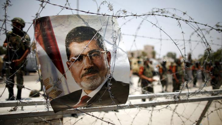 Mohammed Morsi poster caught in barbed wire (photo: picture-alliance/dpa/K. Elfiq)