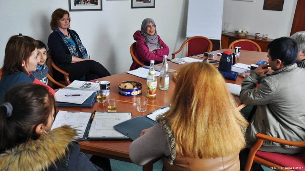 تتعلم حورية مشهور اللغة الألمانية في مستوى متقدم، وتساعد اللاجئين المبتدئين على تعلم اللغة.  NDR - Hanno Hotsch© 