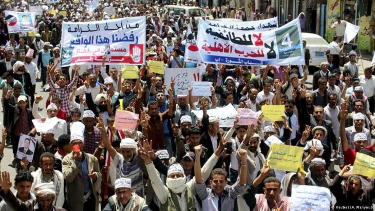 مظاهرة احتجاج  في مدينة تعز اليمنية جنوب غرب اليمن ضد الرئيس السابق صالح والحوثيين.