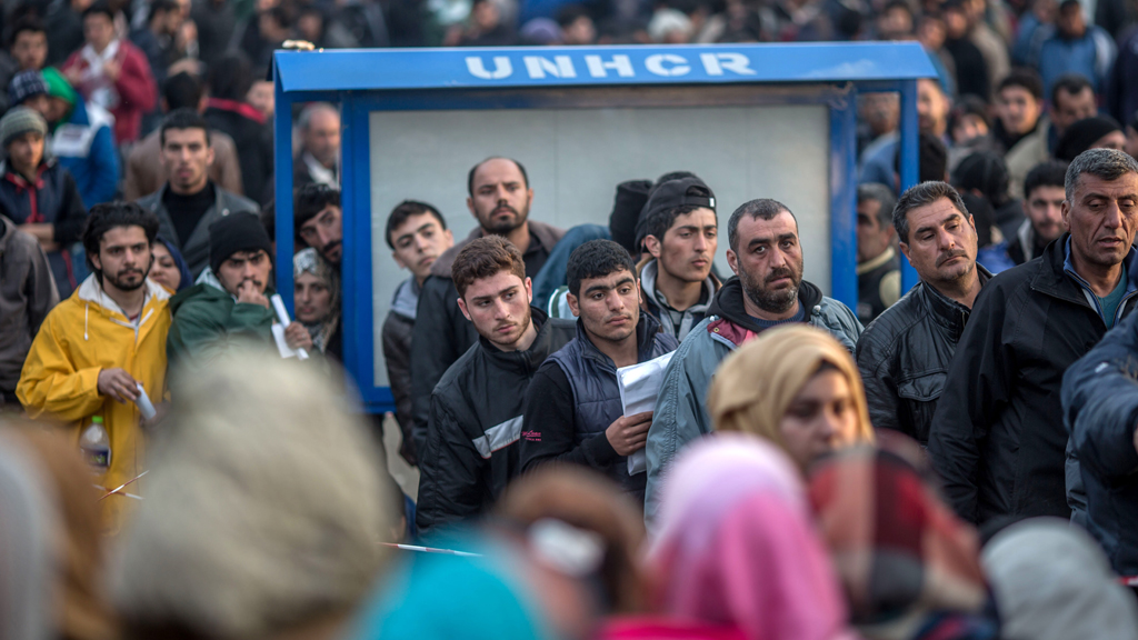 Flüchtlinge stehen am 04.03.2016 im Flüchtlingslager in Idomeni an der Grenze zwischen Griechenland und Mazedonien bei der Registrierung an; Foto: Michael Kappeler/dpa