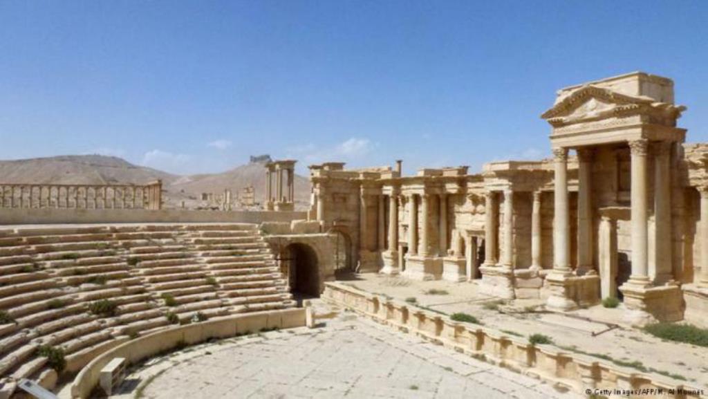 أيضاً هذه الصورة الملتقطة يوم الأحد 27 مارس/آذار 2016 تظهر أن المسرح الروماني الذي يرجع لعام 200 ميلادية بحالة جيدة. يمكن رؤية الواجهة والمدرجات. المسرح استخدم كساحة للإعدام من قبل داعش في مايو/ آيار  2015.