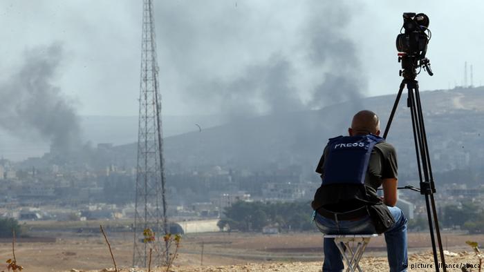 صنف تقرير منظمة مراسلون بلا حدود سوريا في المركز 177 عالمياً بسبب الأوضاع المأساوية منذ حوالي خمس سنوات. وبسبب الصراعات بين الفصائل ونفوذ "داعش" يتم تقييد وسائل الإعلام أو حظرها بشكل كامل.