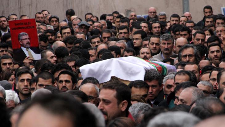 Burial of Tahir Elcis in Diyarbakir (photo: picture-alliance/AA./A. Kaplan)