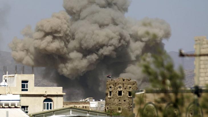 Saudi airstrikes in the Yemeni capital, Sanaa (photo: Getty Images/AFP/M. Huwais)