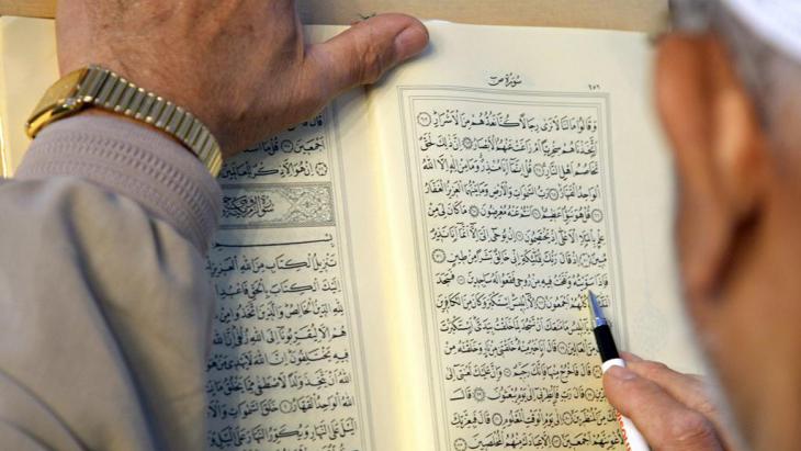 Reading the Koran in the Sehitlik Mosque in Berlin (photo: dpa/picture alliance)