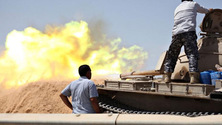 Fighting between rival militias west of Tripoli (photo: Reuters)