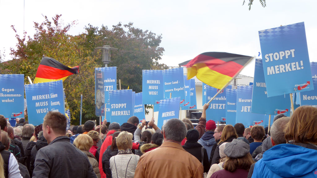 مظاهرة لأنصار اليمين الشعبوي في مدينة فرايلاسينغ جنوب شرق ألمانيا ضد المشتشارة ميركل.  Foto: DW/D. C. Heinrich