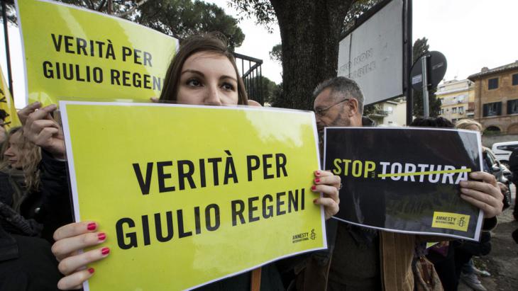 Demonstrators in front of the Egyptian Embassy demand truth for Guilio Regeni (photo: picture-alliance/dpa/M. Percossi)