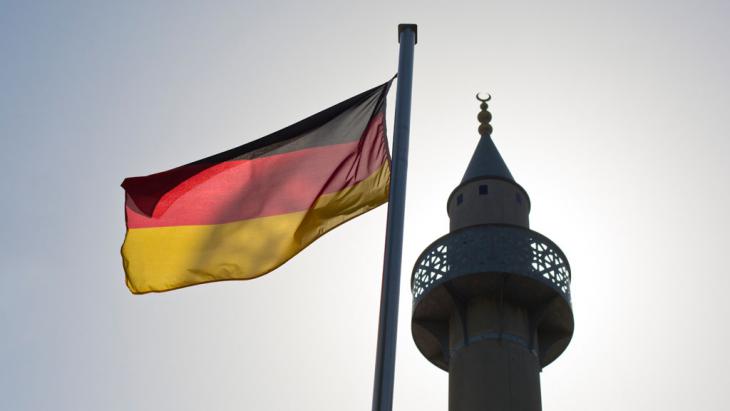 Symbolic image of Islam in Germany (photo: picture-alliance/Frank Rumpenhorst)