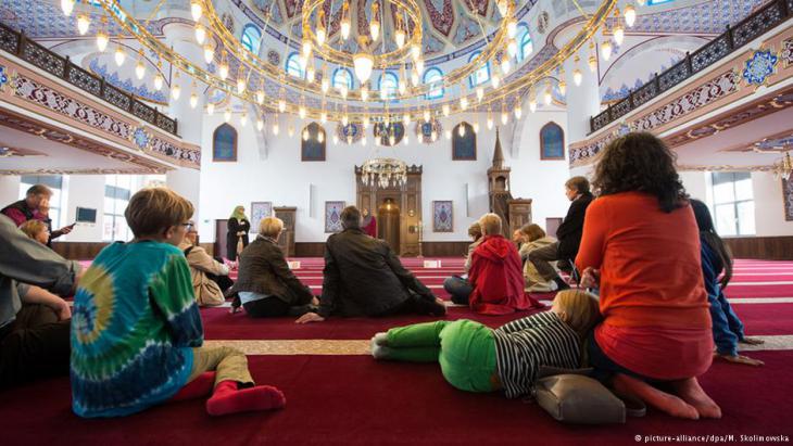 Germany′s ″Open Mosque Day″ in the prayer hall of Duisburg′s Merkez Mosque (photo: Monika Skolimowska/dpa)