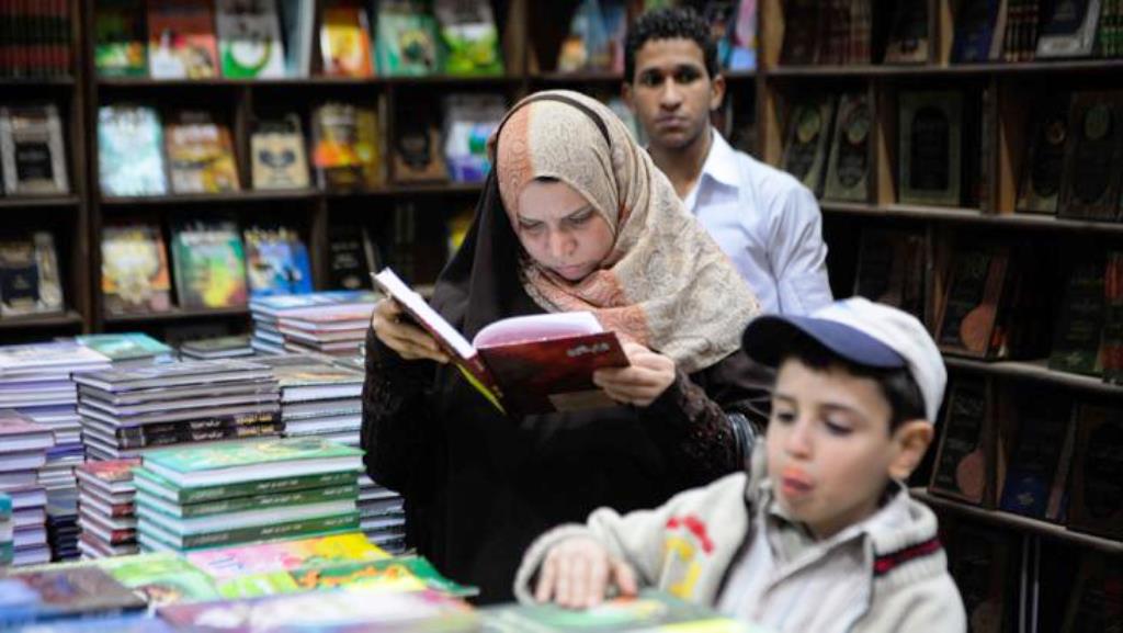 مصرية تقرأ كتاباً في القاهرة imago