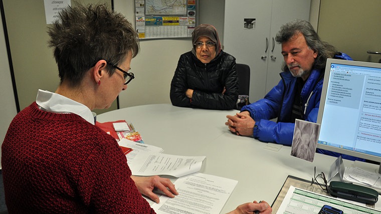 Hooria Mashhour mit einem Flüchtling bei einer Unterredung im Jobcenter in Schleswig-Holstein; Foto: NDR