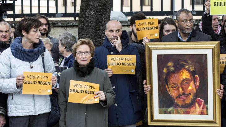 ″Truth for Giulio Regeni!″ – protesters in front of the Egyptian Embassy in Rome (photo: picture-alliance/dpa/M. Percossi)