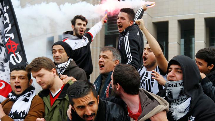 Besiktas fans protest in front of an Istanbul court on 16 December 2014 (photo: Reuters)