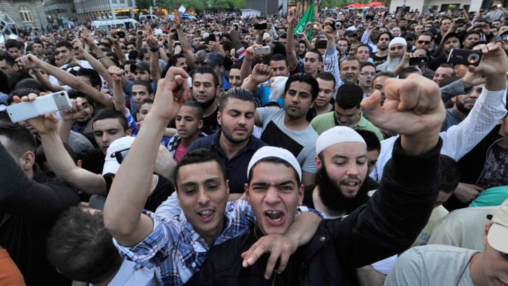 Supporters of the Salafist preacher Pierre Vogel in downtown Frankfurt am Main (photo: Boris Roessler/dpa)