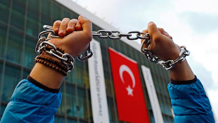 Demonstration against the repression of freedom of speech in Turkey (photo: picture-alliance/dpa/S. Suna)