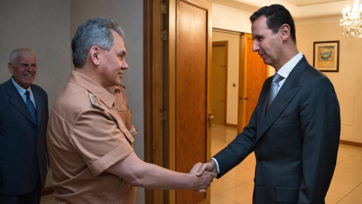 Russian Defence Minister Shoigu and Assad (photo: picture-alliance/dpa)