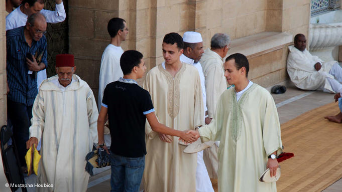 Junge Marokkaner gratulieren sich zum Eid ul-Fitr vor der Moschee Hassan in Rabat; Foto: Mustapha Houbice