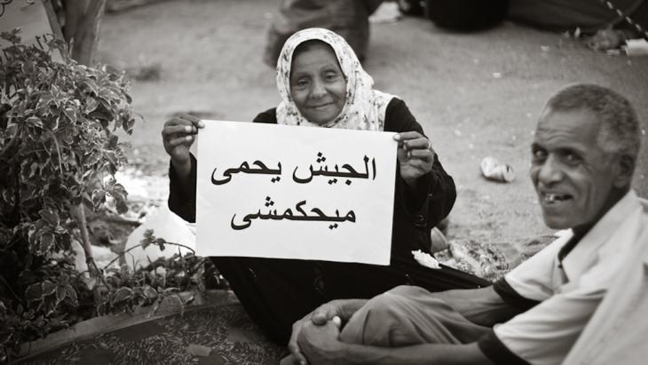 Elderly couple in Cairo protesting with a banner against the power of the military on 15 July 2011, Tahrir Square (photo: Mosa′ab Elshamy)