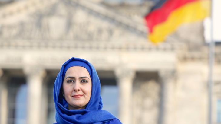 Muslim teacher Fereshta Ludin in Berlin′s governmental district (photo: picture-alliance/dpa/D. Gerlach)
